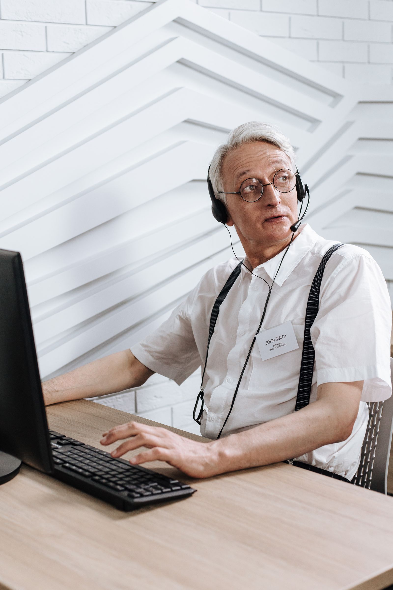 Support agent wearing a headset while assisting a customer by phone